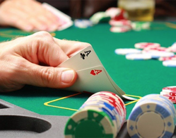 Which game, online poker or Teen Patti, offers better opportunities for beginners