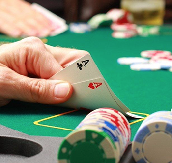 Which game, online poker or Teen Patti, offers better opportunities for beginners