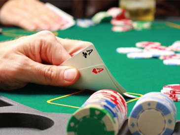 Which game, online poker or Teen Patti, offers better opportunities for beginners